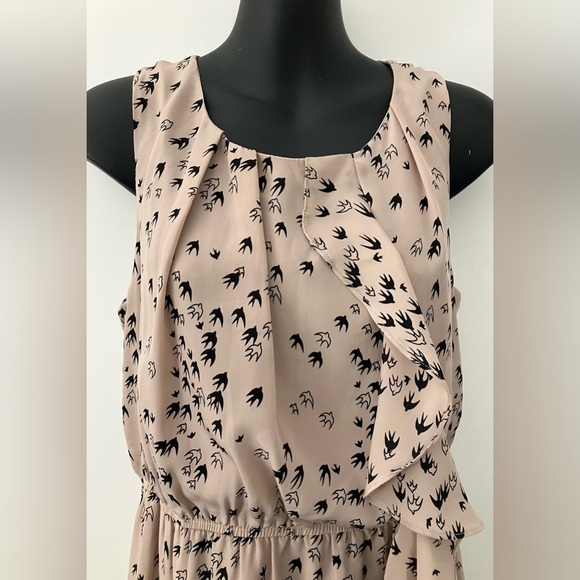 Spicysugar Women’s small fluttery dress with dove bird motif - Picture 2 of 14